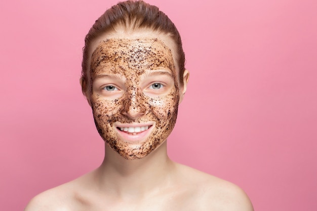 Czy peeling kawowy można stosować na twarz?