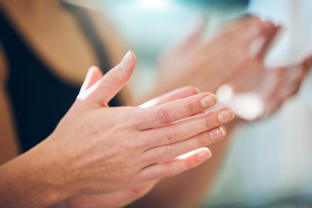 Czym nawilżyć dłonie gdy skóra staje się sucha?