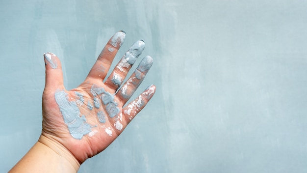 Jak intensywnie nawilżyć dłonie w domowych warunkach?