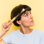 Jak ułożyć krótkie włosy na szczotkę bez użycia prostownicy?