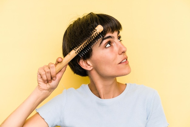 Jak ułożyć krótkie włosy na szczotkę bez użycia prostownicy?