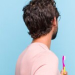 Jak ułożyć włosy męskie na bok i podkreślić swój styl?