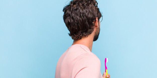 Jak ułożyć włosy męskie na bok i podkreślić swój styl?