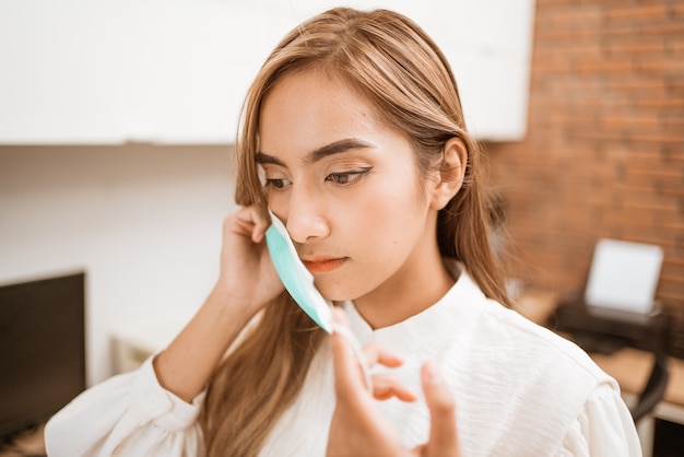 Jak używać rollera pod oczy, by poprawić wygląd skóry?