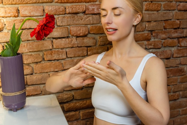 Jak zadbać o suche dłonie w codziennych sytuacjach?