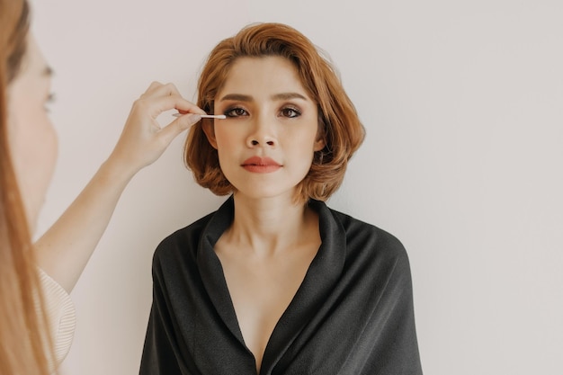 Jak poprawić opadające powieki bez zabiegu chirurgicznego?