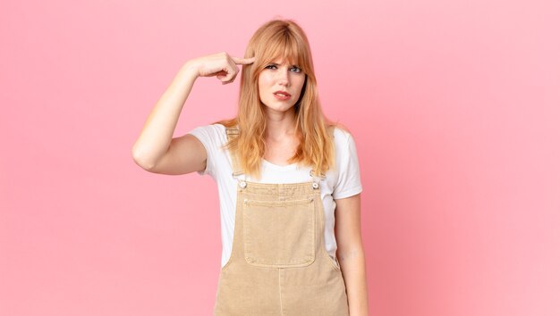 Jak ułożyć grzywkę do góry i podkreślić rysy twarzy?