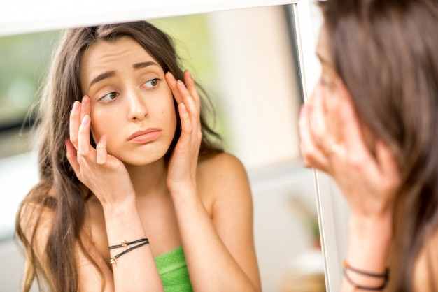 Jak pozbyć się tłustej cery bez drastycznych zmian w pielęgnacji?