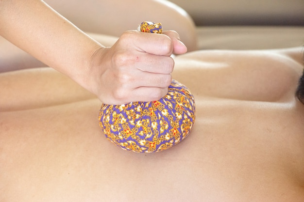 Jak zrobić masaż bańką chińską w domowych warunkach?