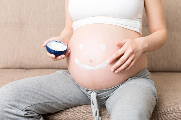 Jakie kremy do twarzy w ciąży warto wybrać?