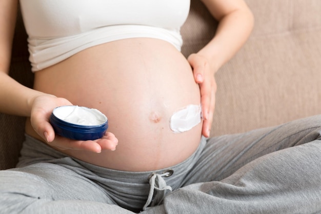 Jakie kremy stosować w ciąży aby zadbać o skórę?