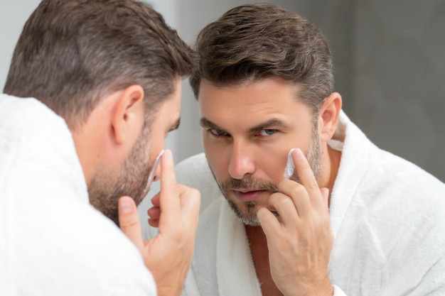 Męska twarz jak dbać o skórę każdego dnia?