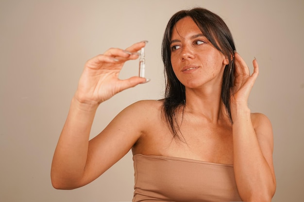 Serum na mokrą czy suchą skórę?