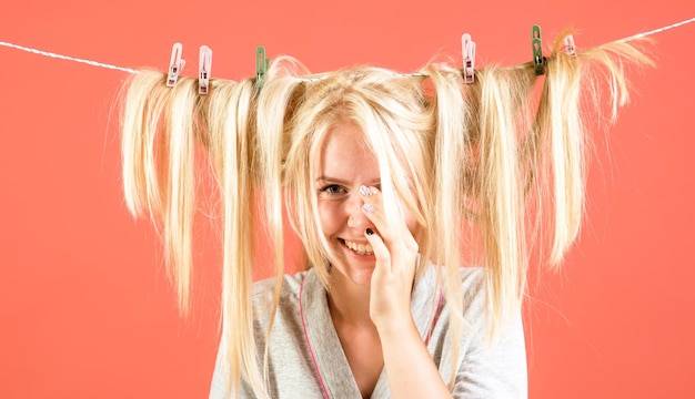 Dlaczego końcówki włosów się rozdwajają i jak temu zapobiegać?