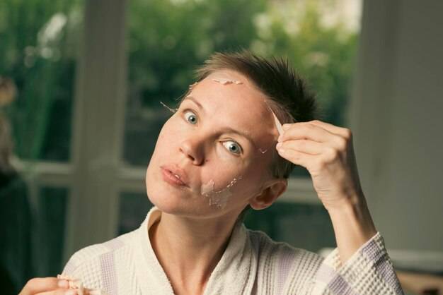 Jak dbać o cerę z zaskórnikami każdego dnia?