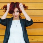 Jak układać włosy na bok aby uzyskać naturalny efekt?