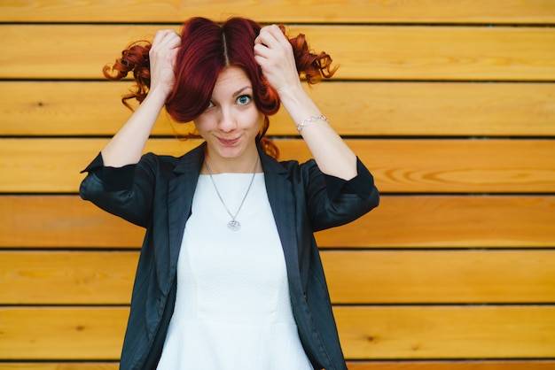 Jak układać włosy na bok aby uzyskać naturalny efekt?