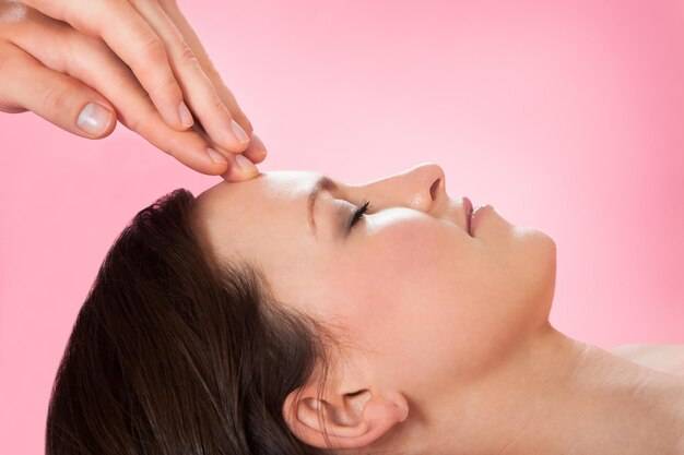 Jak masować skórę pod oczami dla lepszego wyglądu?