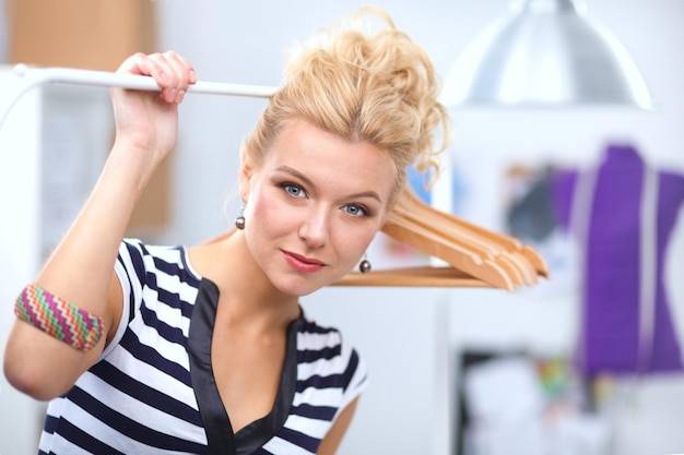 Jak modelować cienkie włosy aby zyskały objętość?