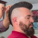 Jak ułożyć fryzurę męską, aby podkreślić swój styl?