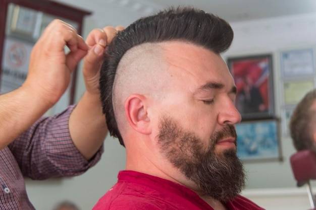 Jak ułożyć fryzurę męską, aby podkreślić swój styl?
