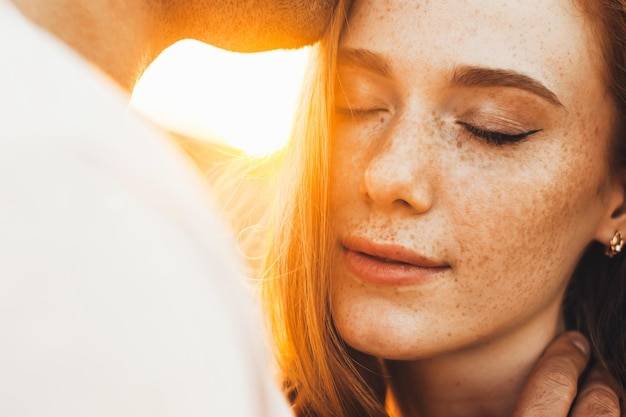 Jak usunąć przebarwienia posłoneczne z twarzy i ciała?