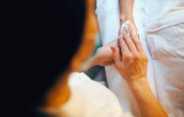 Jak zrobić parafinę na dłonie w domowych warunkach?