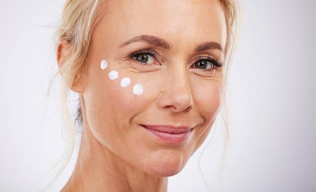 Jaki krem po 50 tce sprawdzi się na co dzień?