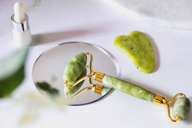 Roller z kwarcu czy jadeitu do codziennej pielęgnacji twarzy?