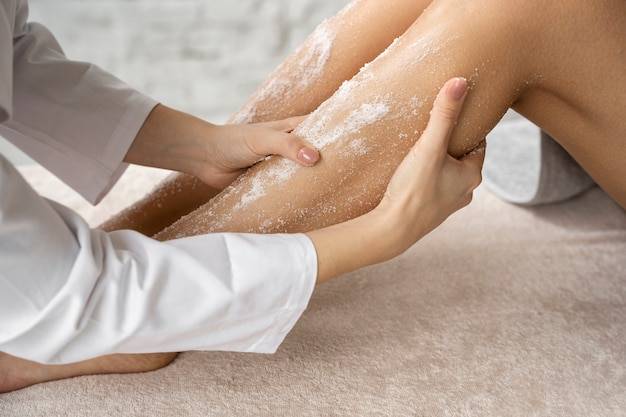 Jaki peeling do nóg sprawdzi się przy suchej skórze?